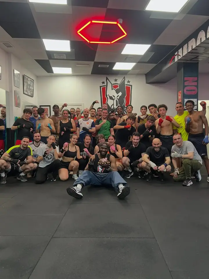 Boxeadores del club con guantes después de un entrenamiento